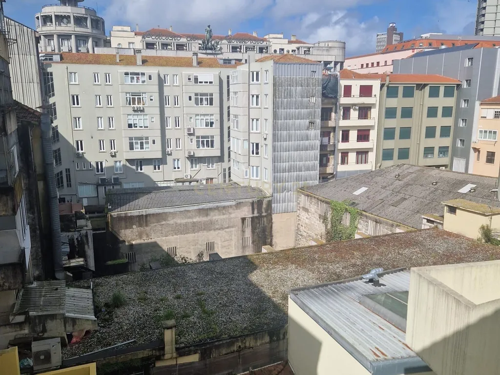 Espaçosa Propriedade para Recuperação no Coração do Porto - Image 8