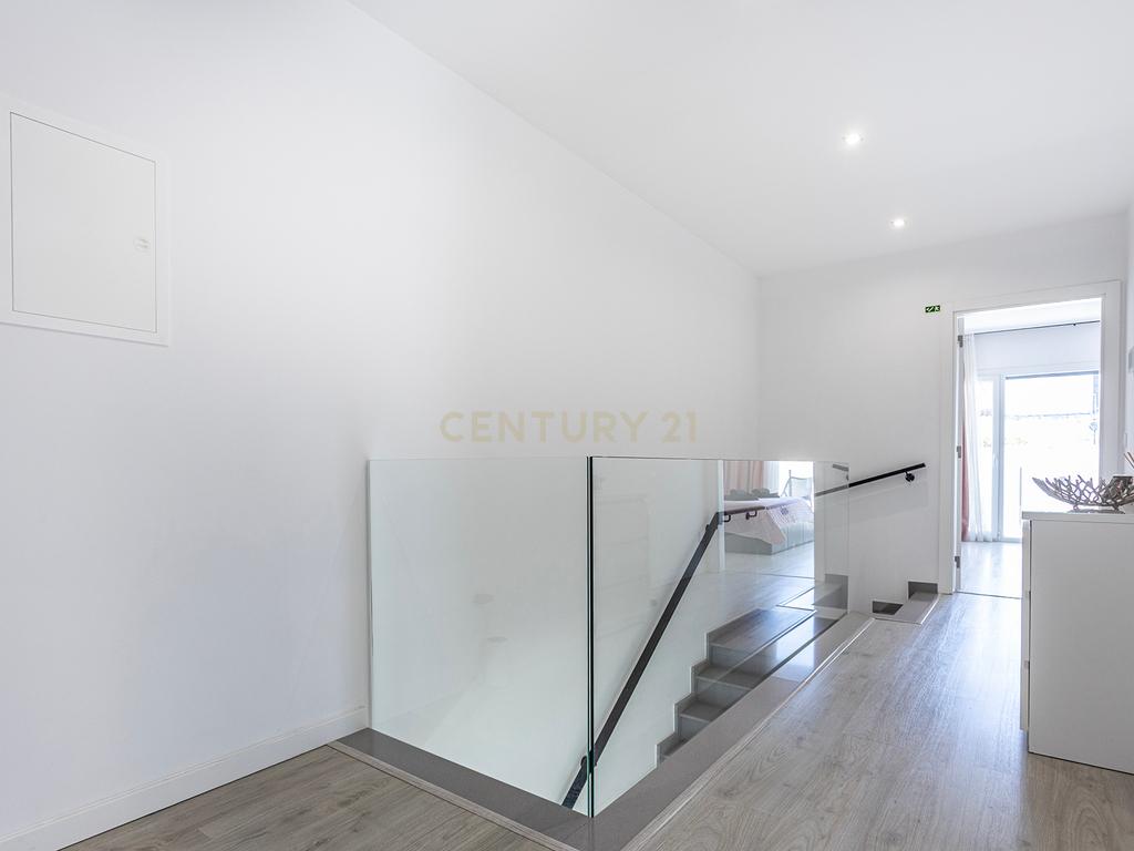 Moradia Contemporânea com Piscina a 5 minutos das praias da Costa da Caparica - Image 15