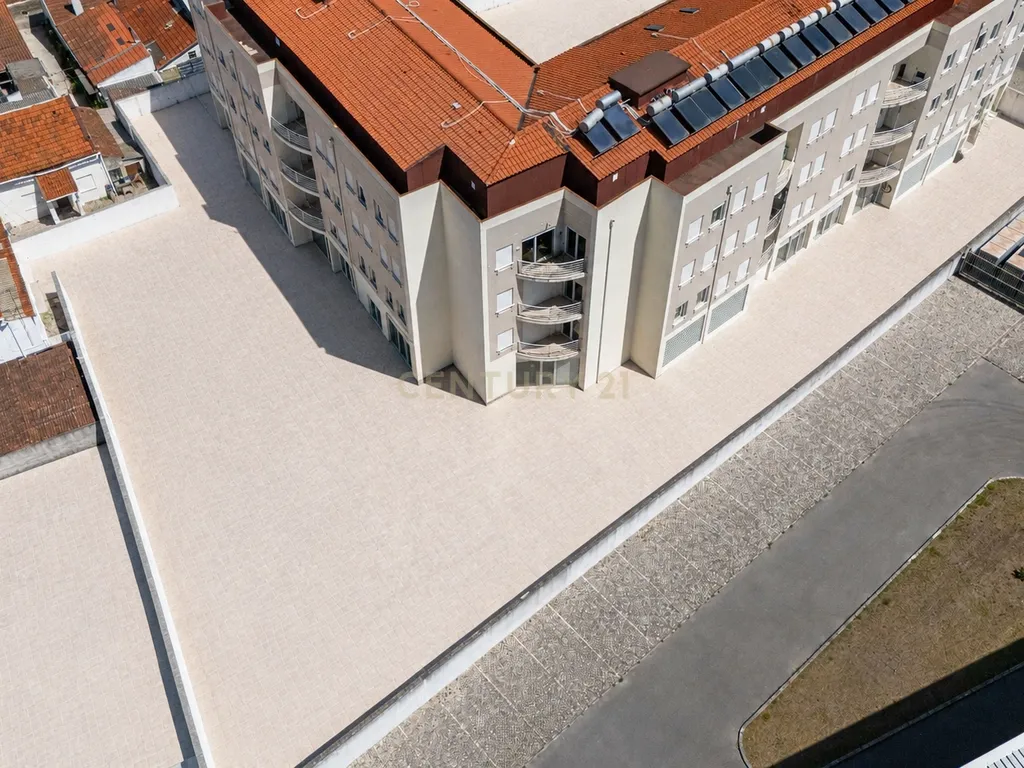 T4 Duplex Premium com Terraço / Arrecadação / 5 Lugares de Estacionamento / Marinha Grande - Image 49