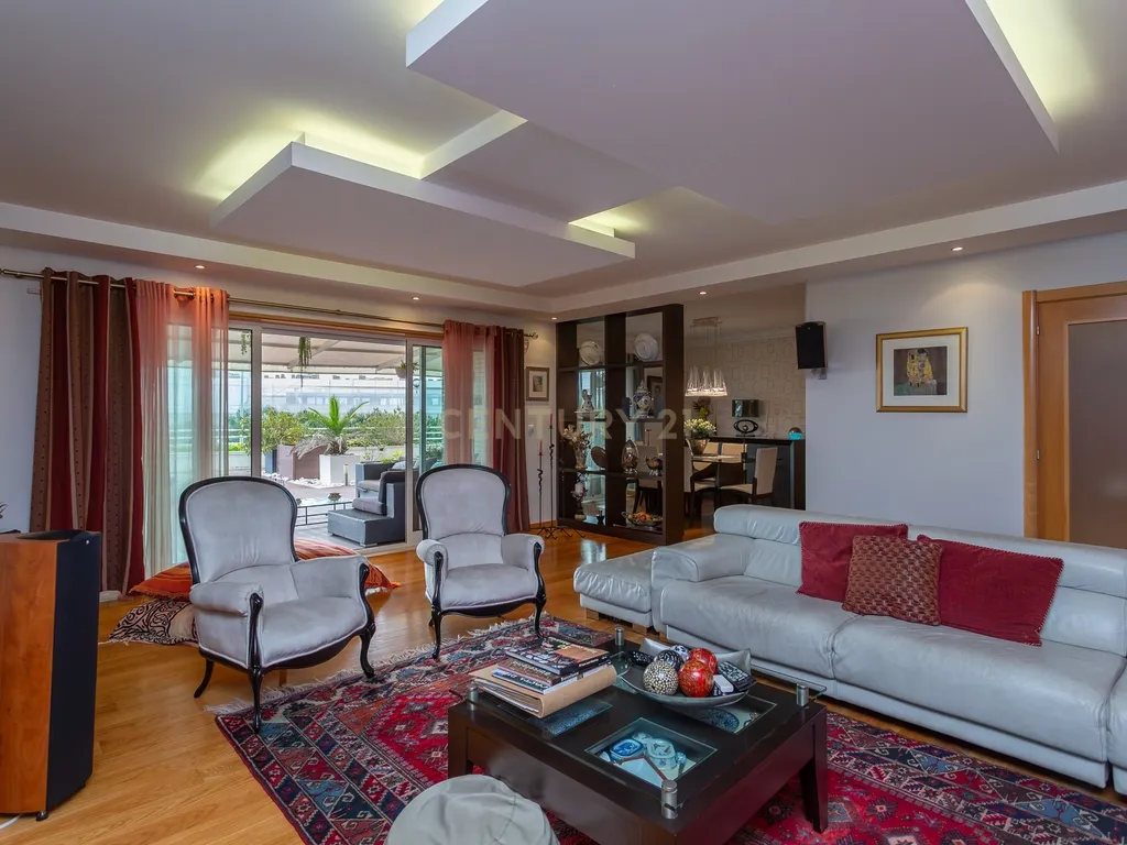 Apartamento T4 Alto de Algés, Terraço, Vista Rio, 6 Lugares de Garagem - Image 3