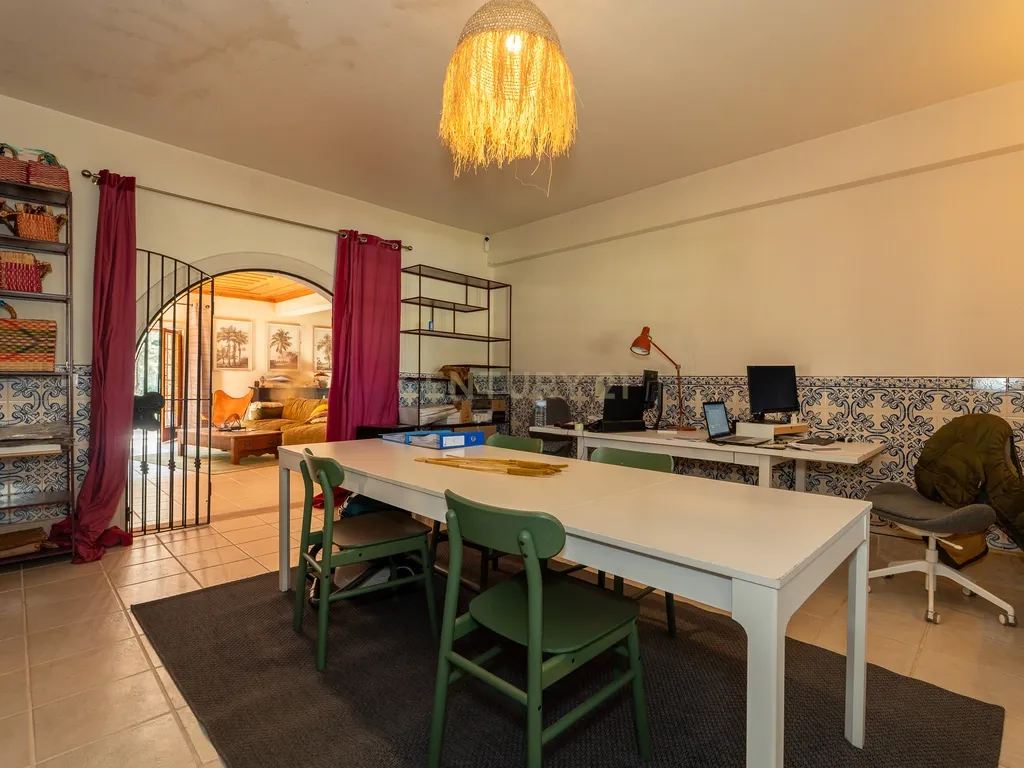 Fabulosa Quinta com lote de terreno de 22.381 m2, onde se encontra inserida uma moradia composta por dois pisos, com uma área bruta de 623 m2, uma área útil de 304 m2 e uma área bruta dependente de 319 m2, localizada em Santo Isidro de Pegões, na zona de Pegões, a pouca distância das belas praias de Setúbal. - Image 18