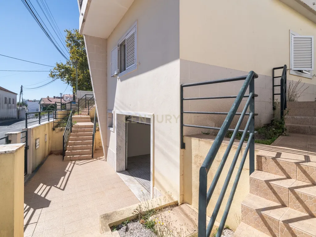 Moradia T4+1 | 368 m² | Garagem para 4 Viaturas | Casal do Bispo, Famões - Image 52