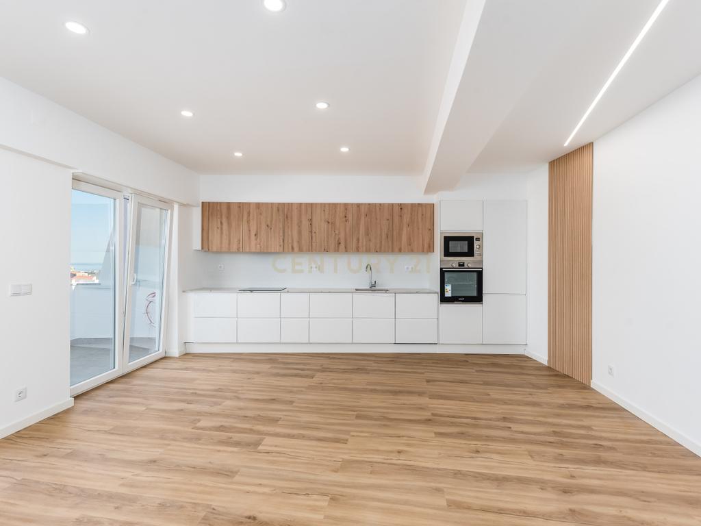 T2 Totalmente Remodelado com Terraço — Almada Centro. - Image 3