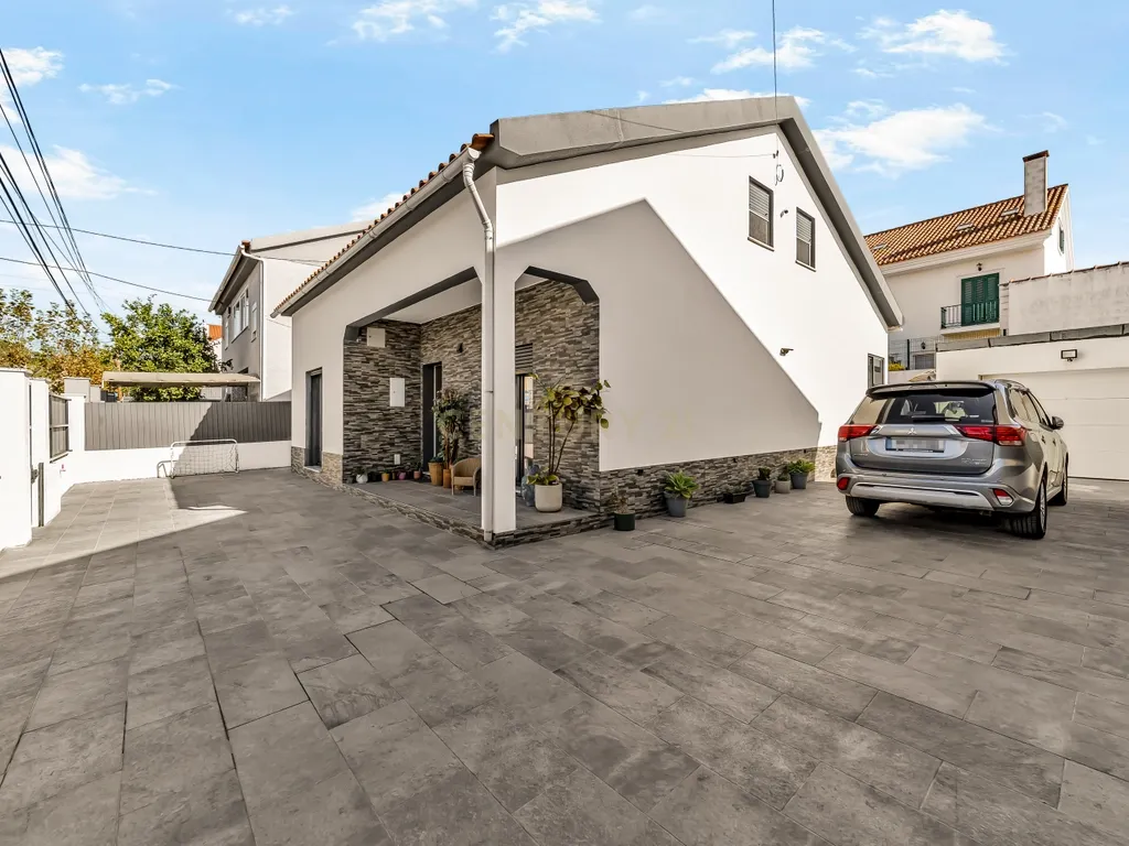 Moradia T3 isolada com garagem, Quinta do Conde - Image 1