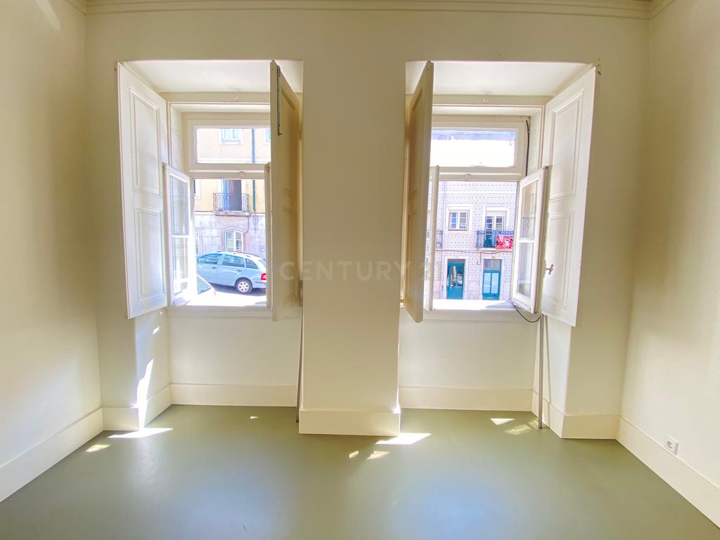 Apartamento T2 no centro de Lisboa - São Vicente, com um pequeno logradouro. - Image 2