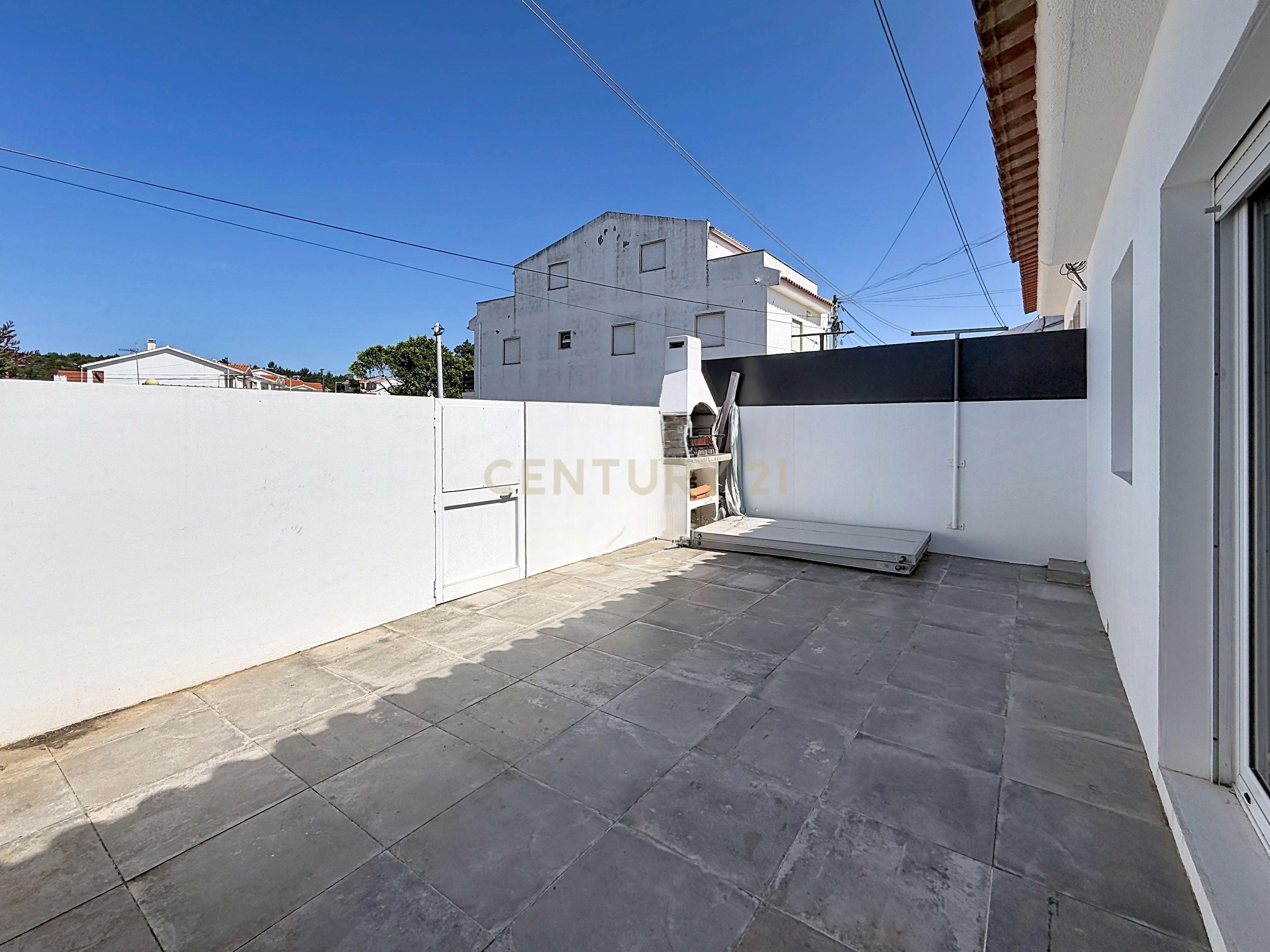 Fotografia 6 de Moradia T3 Térrea Renovada à Venda na Nazaré | Quintal | Suite | Pronta a Habitar