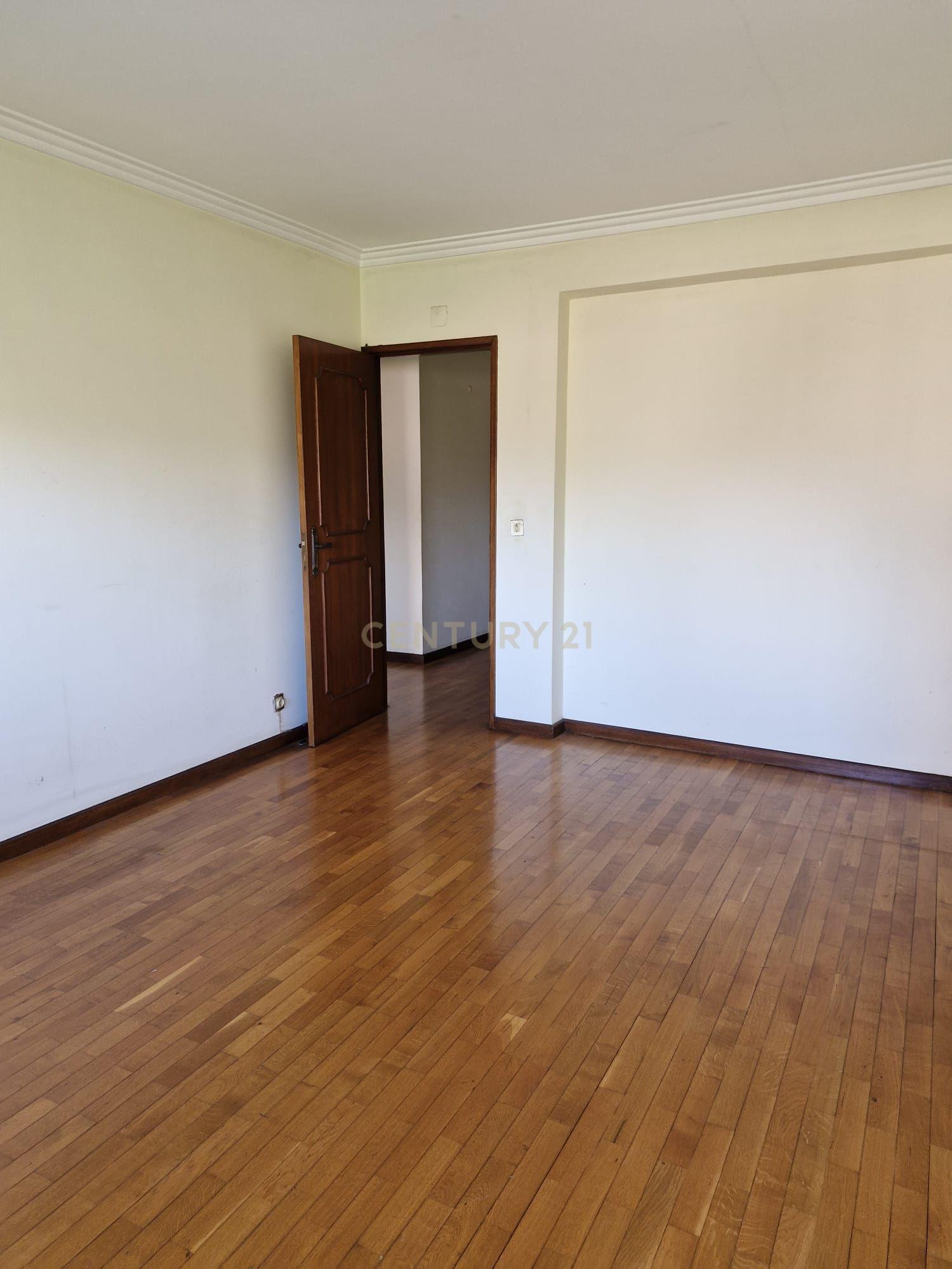 Apartamento T3 em Braga com Garagem e Elevador - Image 4