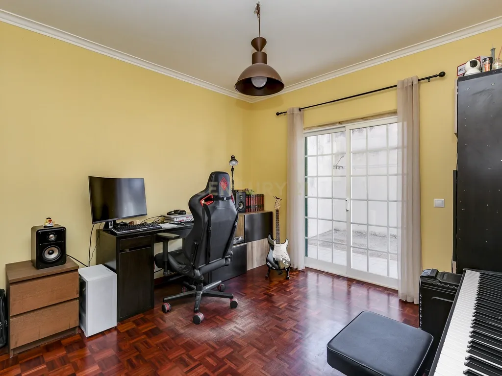 Andar de Moradia T2 com espaço exterior - Image 12