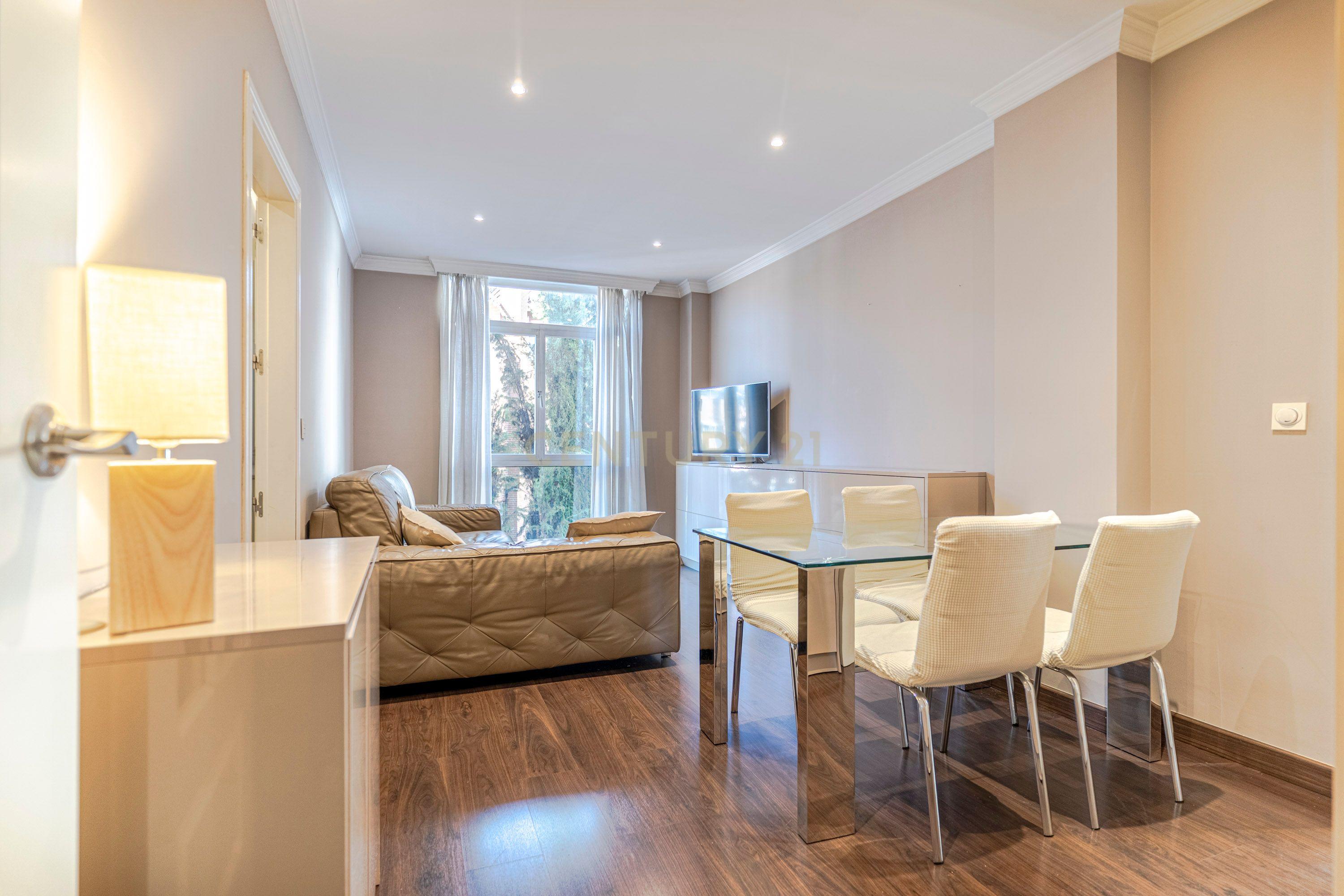 Apartamento Renovado em Granada com Garagem e Segurança - Image 1
