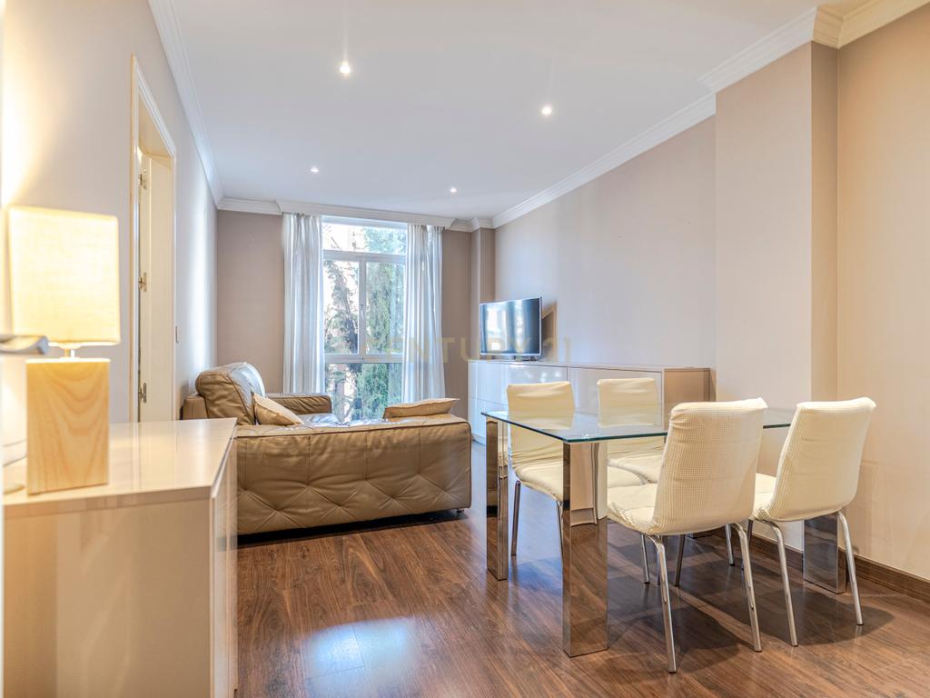 Apartamento Renovado em Granada com Garagem e Segurança - Image 1