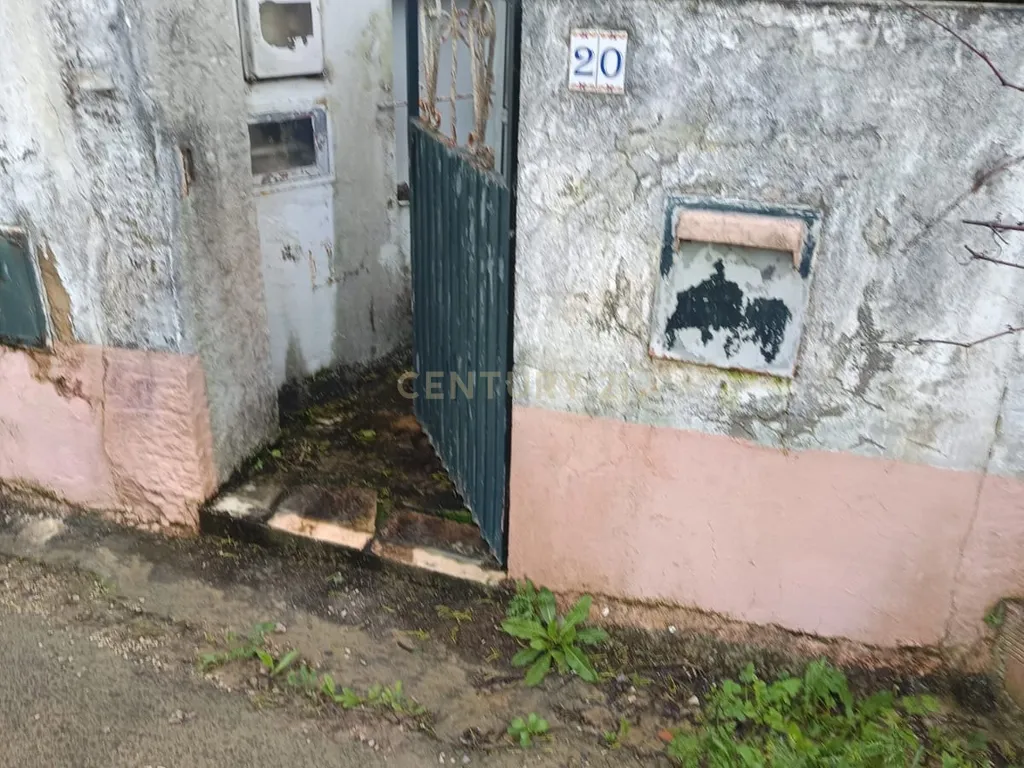 Moradia T2 com Garagem em Carvoeira e Carmões - Image 2