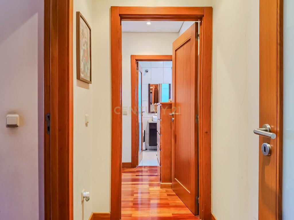 Apartamento T2 com Garagem e Arrumos — Coronado, São Mamede - Image 4