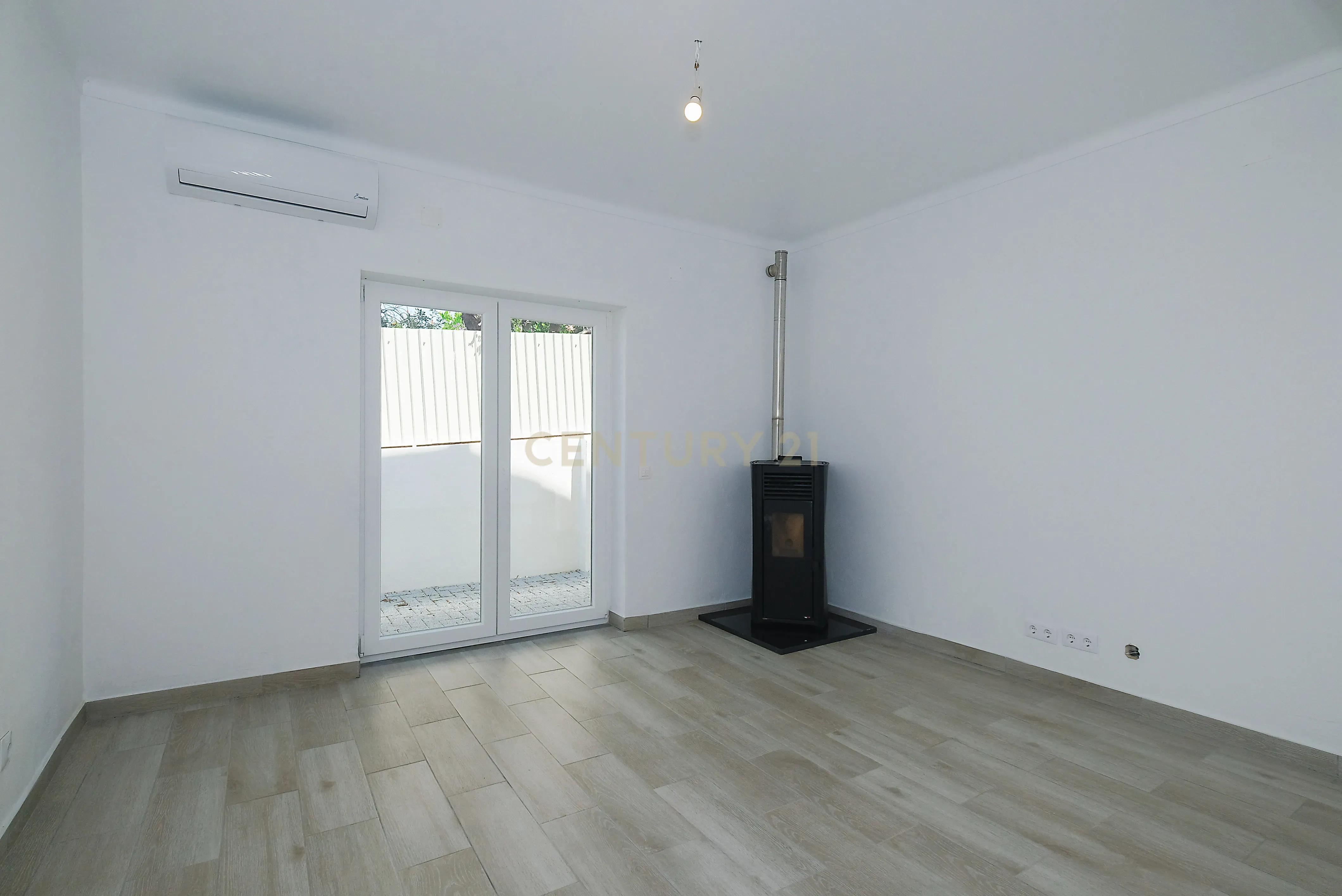 Fotografia 4 de Moradia T4 Renovada no Estoril | Conforto, Espaço e Excelente Localização