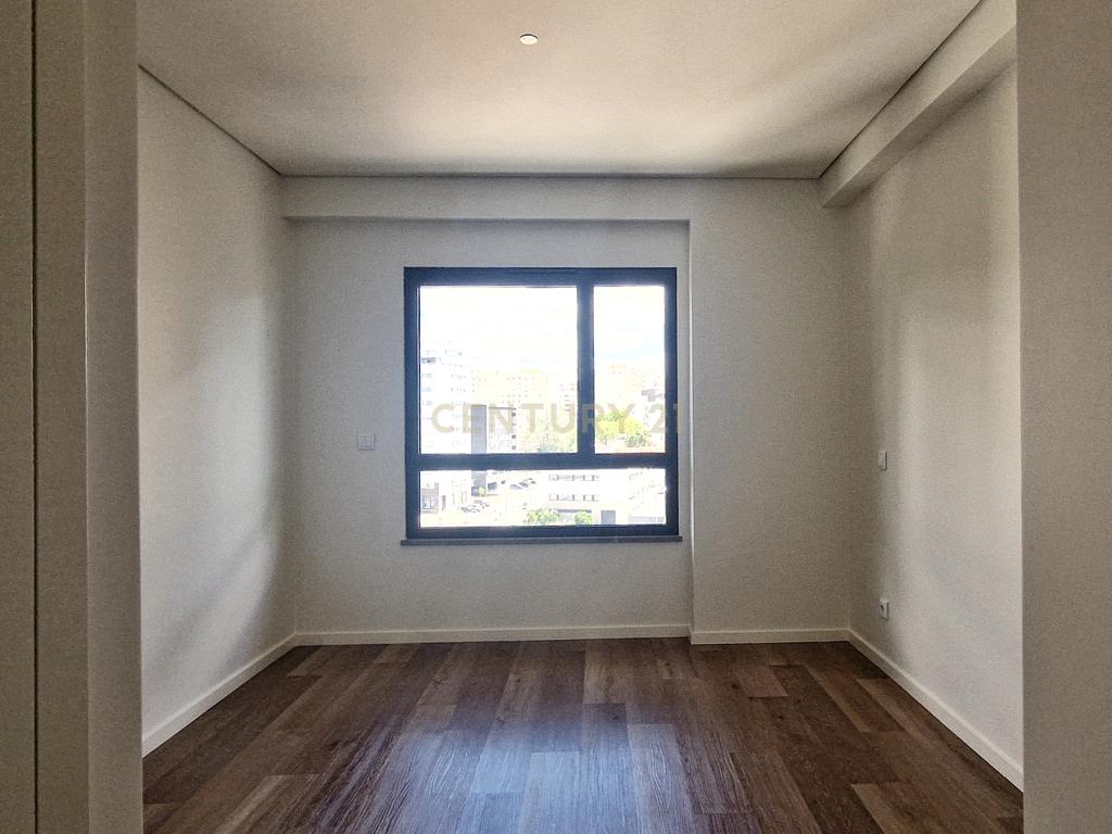 Alta de Lisboa, T3 - NOVO, 3 casas de banho e 2 lugares de garagem - Image 13