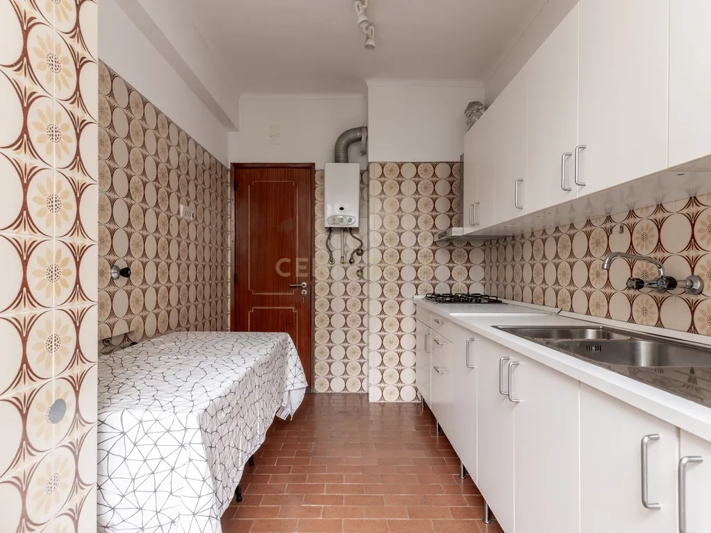 Apartamento T3 com elevador e garagem na Rua Luciano Cordeiro, em Lisboa - Image 21