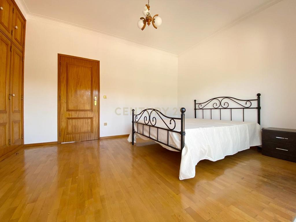 Moradia de Sonho Independente com 4 Frentes em Granito – Privacidade, Espaço e Conforto - Image 10