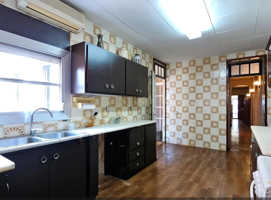 GRANDE CASA À VENDA NO CENTRO DA VILA DE CERVELLÓ, A APENAS 15 KM DE BARCELONA E DO AEROPORTO EL PRAT - IDEAL PARA VÁRIAS FAMÍLIAS OU COMO MASIA SEM JARDIM - Image 8