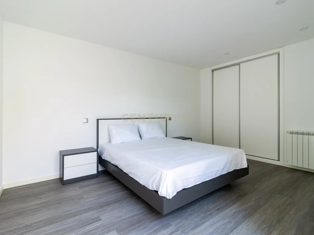 Propriedade Totalmente Renovada com Armazém/Garagem de Grande Dimensão e Piscina em Monte Real - Image 21