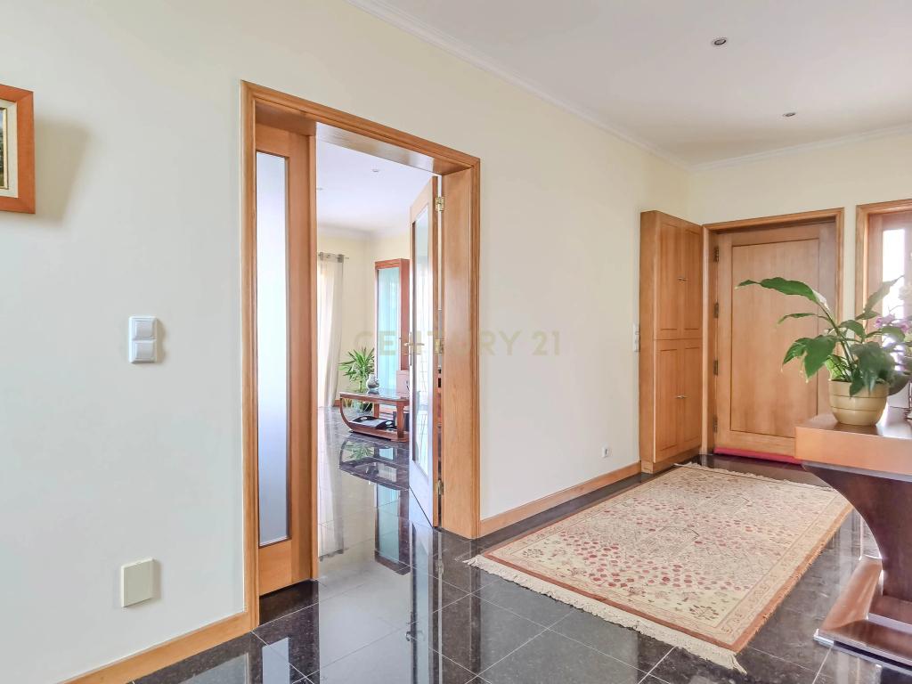 Moradia T4 de 4 Frentes com Jardim, Cozinha Regional e Garagem – Custoias, Matosinhos - Image 7
