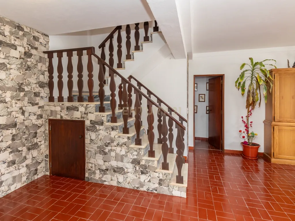 Moradia T3 na Quinta do Anjo com Vista Panorâmica e Garagem - Image 15