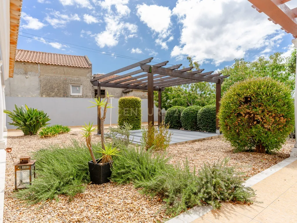 Moradia T4 com Piscina | 426 m² de Construção e Lote de 1.000 m² | Arruda dos Vinhos - Image 3