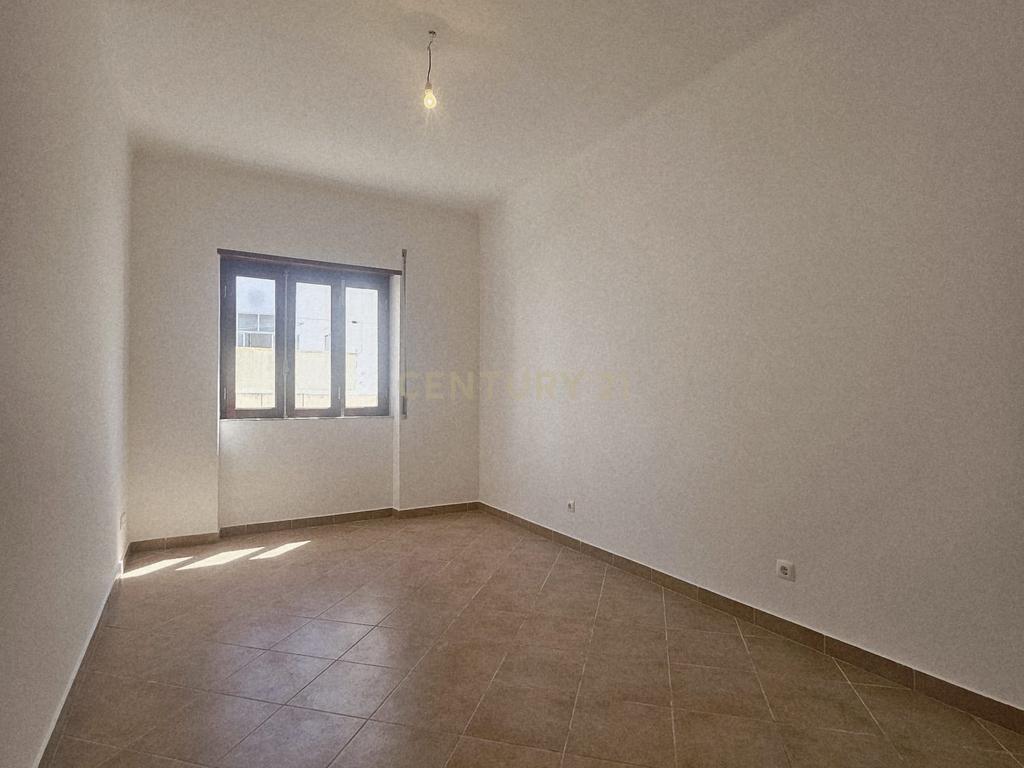 Moradia Bifamiliar T4 com Quintal e Garagem no Bairro das Nogueiras, Évora - Image 18