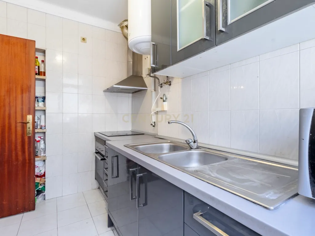 T2 com Potencial no Coração de Cacilhas Prático, Central e com o Charme da Tradição - Image 17