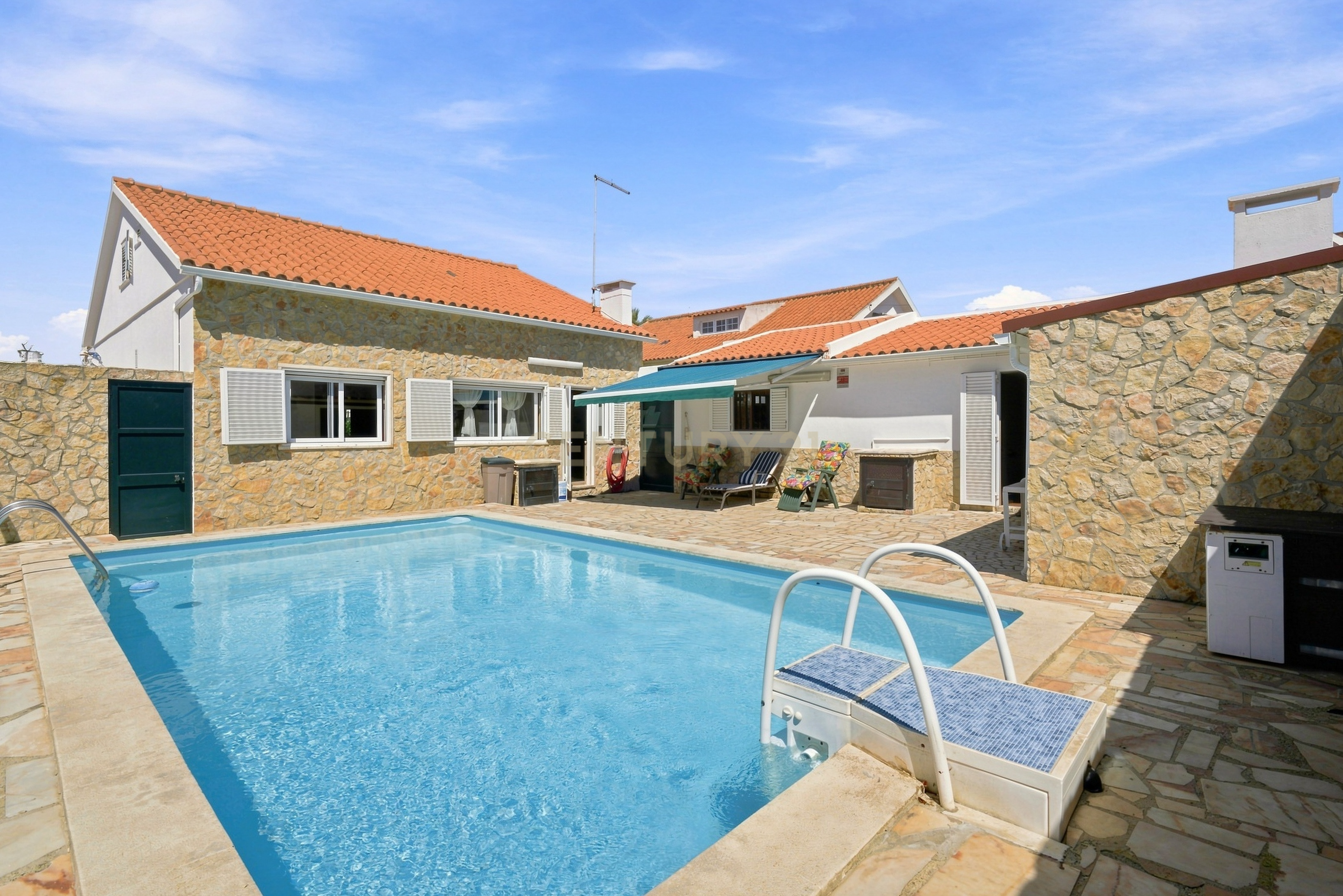 MORADIA TÉRREA T2+2 COM GARAGEM E PISCINA AQUECIDA, NA SILVEIRA, A 5 MINUTOS DA PRAIA DE STA CRUZ