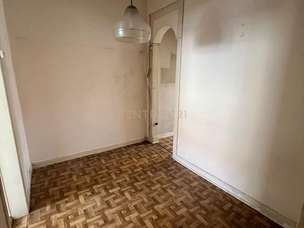 Oportunidade em Lisboa: Alcântara T2 para Recuperar - Image 3