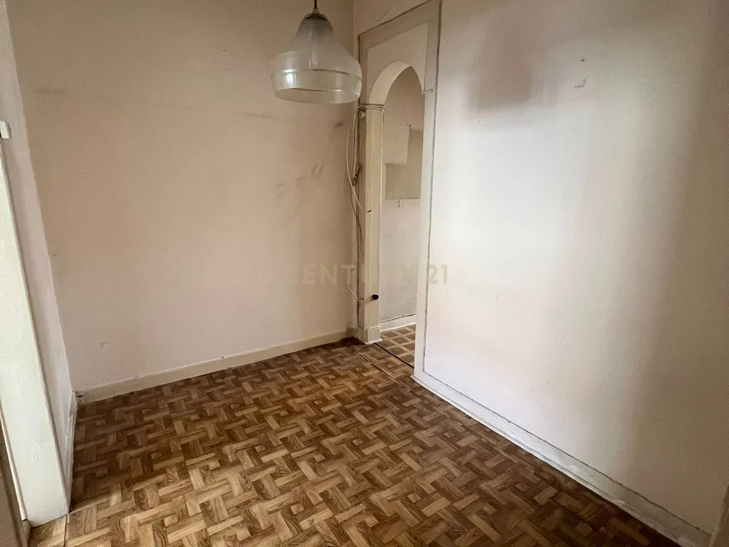 Oportunidade em Lisboa: Alcântara T2 para Recuperar - Image 3