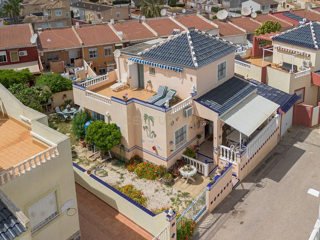 Chalet em Torrevieja, Alicante — Oportunidade de Investimento - Image 40
