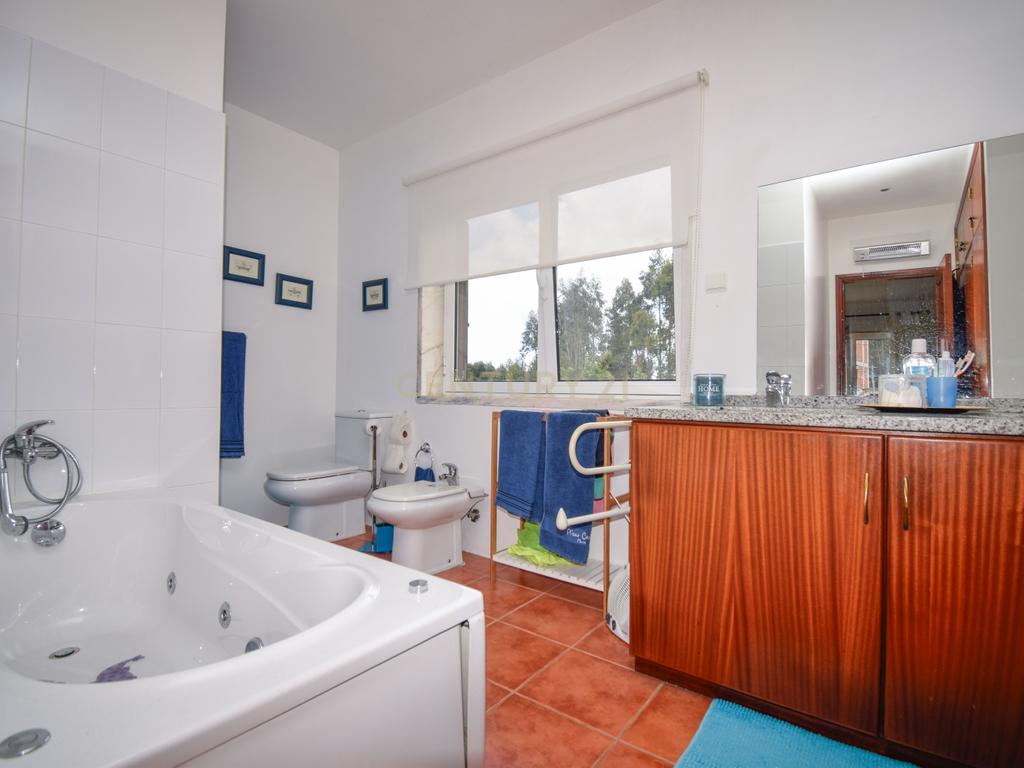 Moradia T5 com piscina em zona tranquila a 20 minutos de Lisboa - Image 23