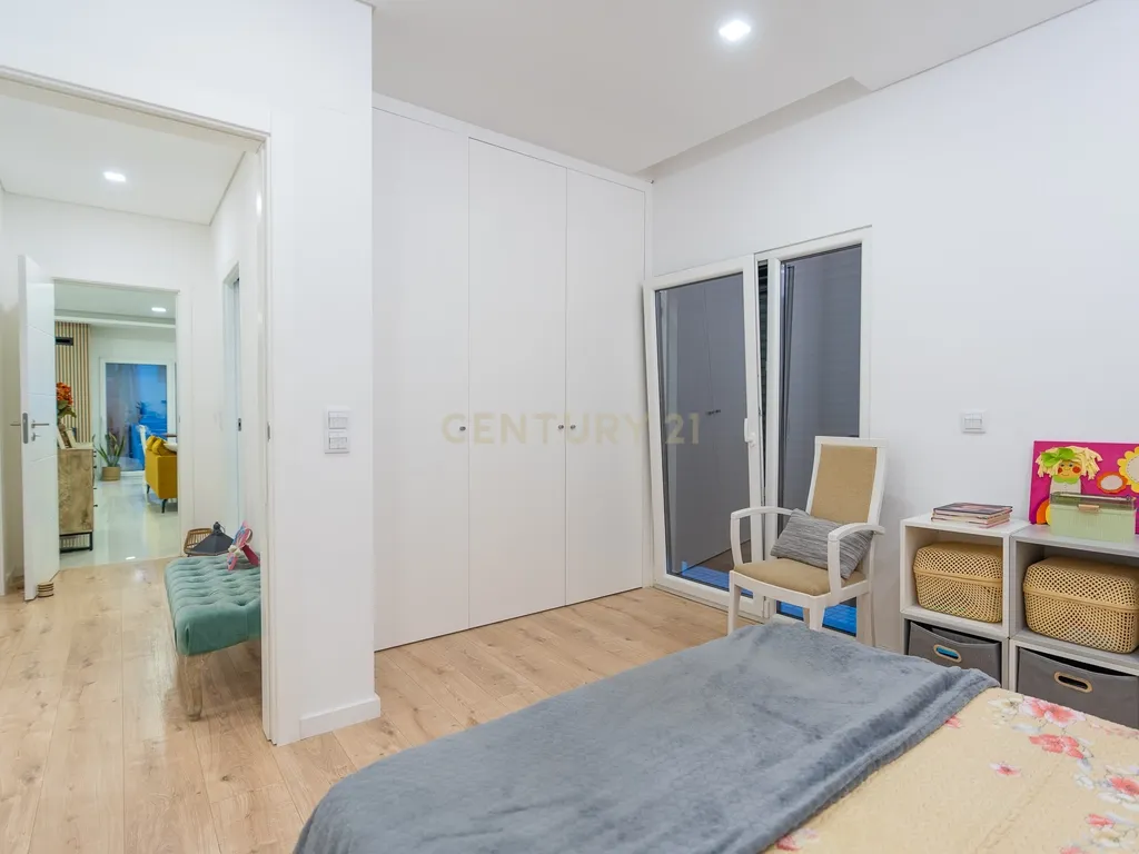 Moradia T3+1 Térrea de gaveto com Piscina, Domótica e Espaço Exterior | Fernão Ferro - Image 35
