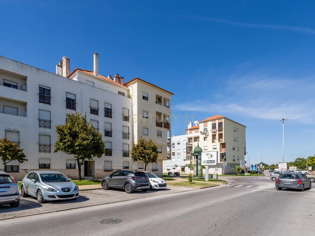 T3 Espaçoso em Excelente Localização- Quinta do Conde - Image 4