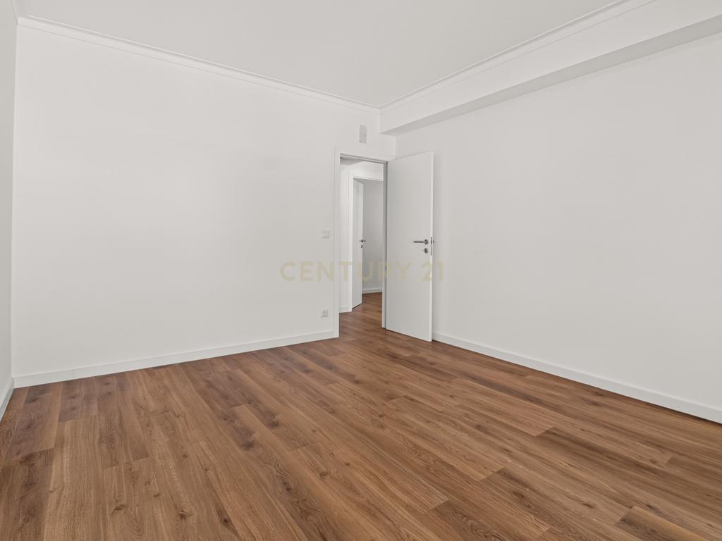 T3 REMODELADO EM SÃO VICENTE | 142 M² | ELEVADOR | GARAGEM | VARANDA COM VISTA SOBRE BRAGA - Image 17