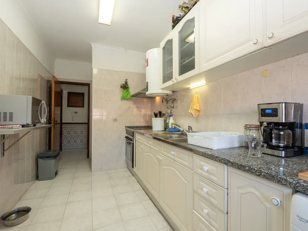 Apartamento de tipologia T2, com varanda, 1 wc e arrecadação, localizado em Agualva – Cacém, inserido em prédio de construção de 1996. - Image 17