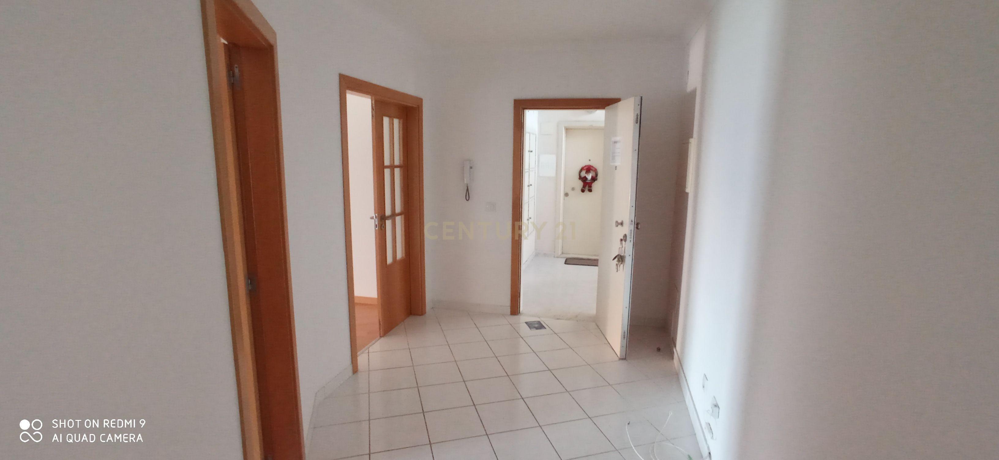 Apartamento T3, com Varanda, Arrecadação e 3 Lugares de estacionamento, no Pinhal Novo - Image 1