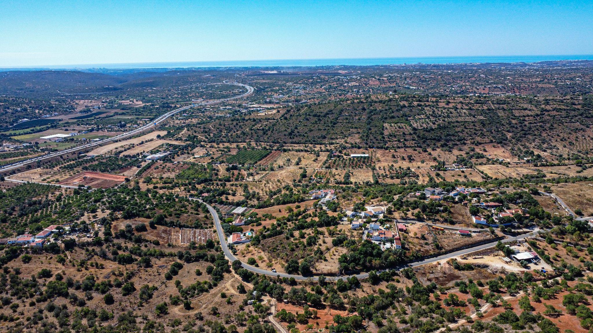 Fotografia 11 de Terreno com alfarrobeiras e bons acessos perto de Paderne