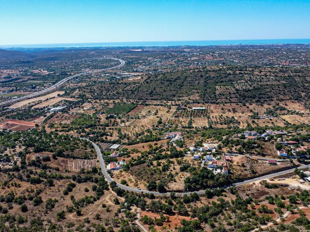 Terreno com alfarrobeiras e bons acessos perto de Paderne - Image 11