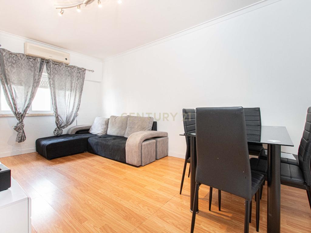Apartamento T2/cave em Sintra: Conforto e Acessibilidade  - Image 3