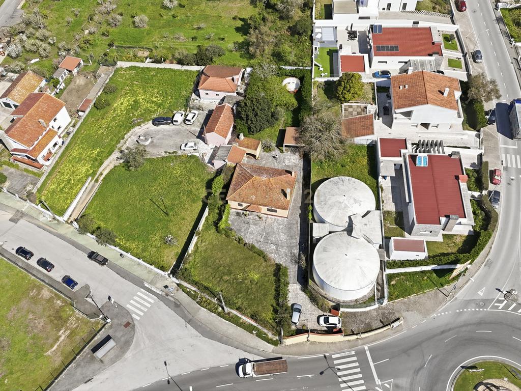 Moradia T3 com Jardim, Churrasqueira e Alma a 10 Minutos do Mar - Image 12