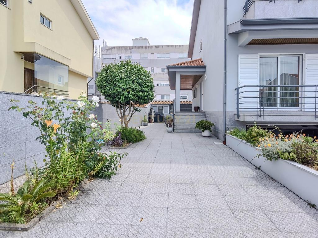 Moradia T4 de 4 Frentes com Jardim, Cozinha Regional e Garagem – Custoias, Matosinhos - Image 34