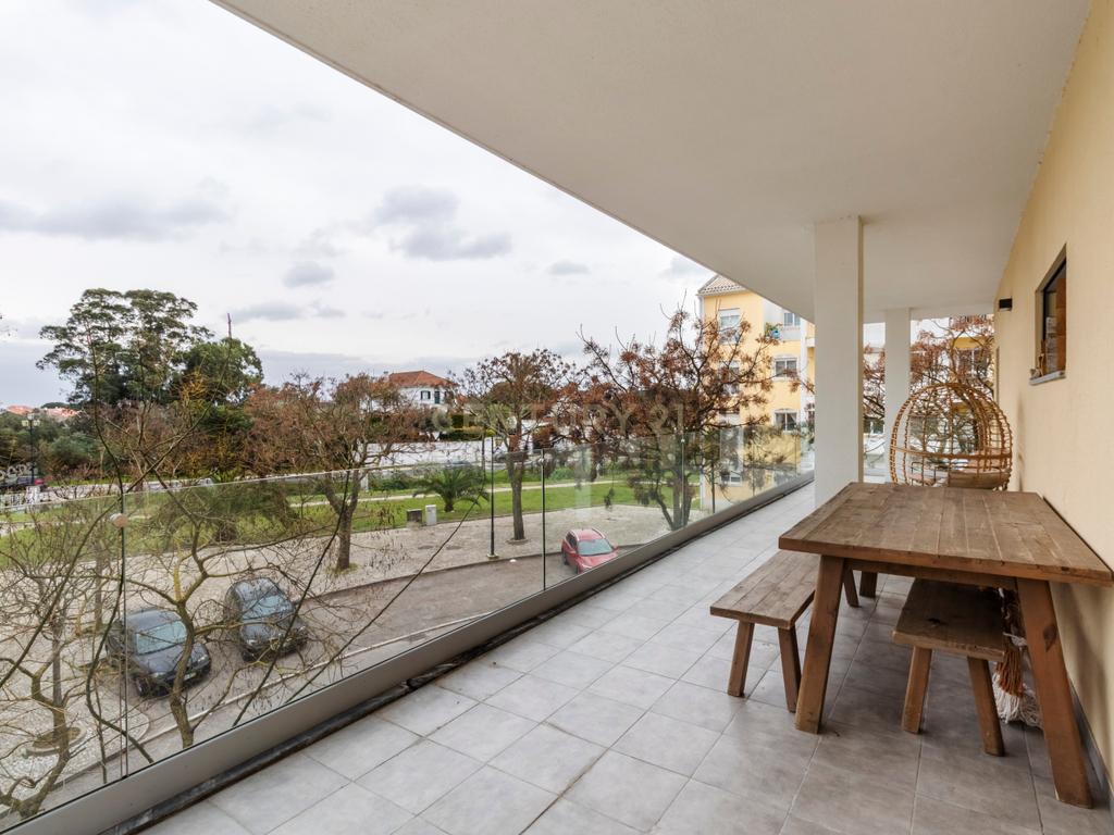 T2 Semi-Novo (2023) | Terraço/Varanda em U de 60 m² | Parqueamento + Arrecadação | Elevador | Quinta da Várzea, Sobreda (Almada) - Image 16