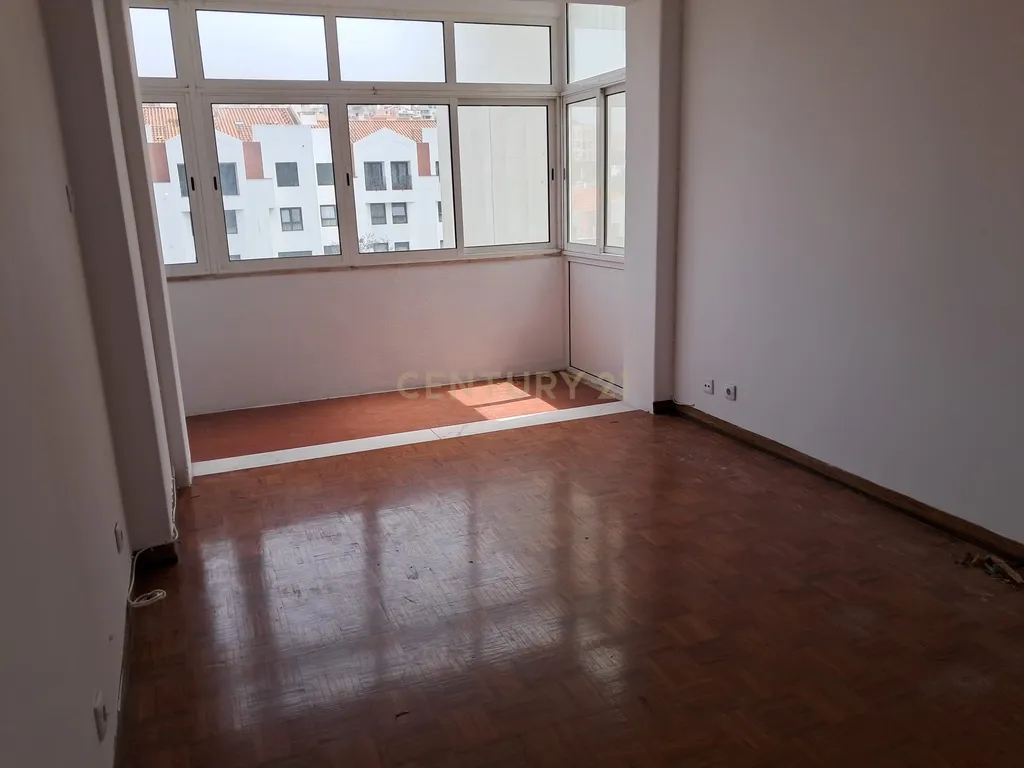 Apartamento T3 para arrendar – Entrada imediata - em Lisboa/ Benfica com garagem - Image 1