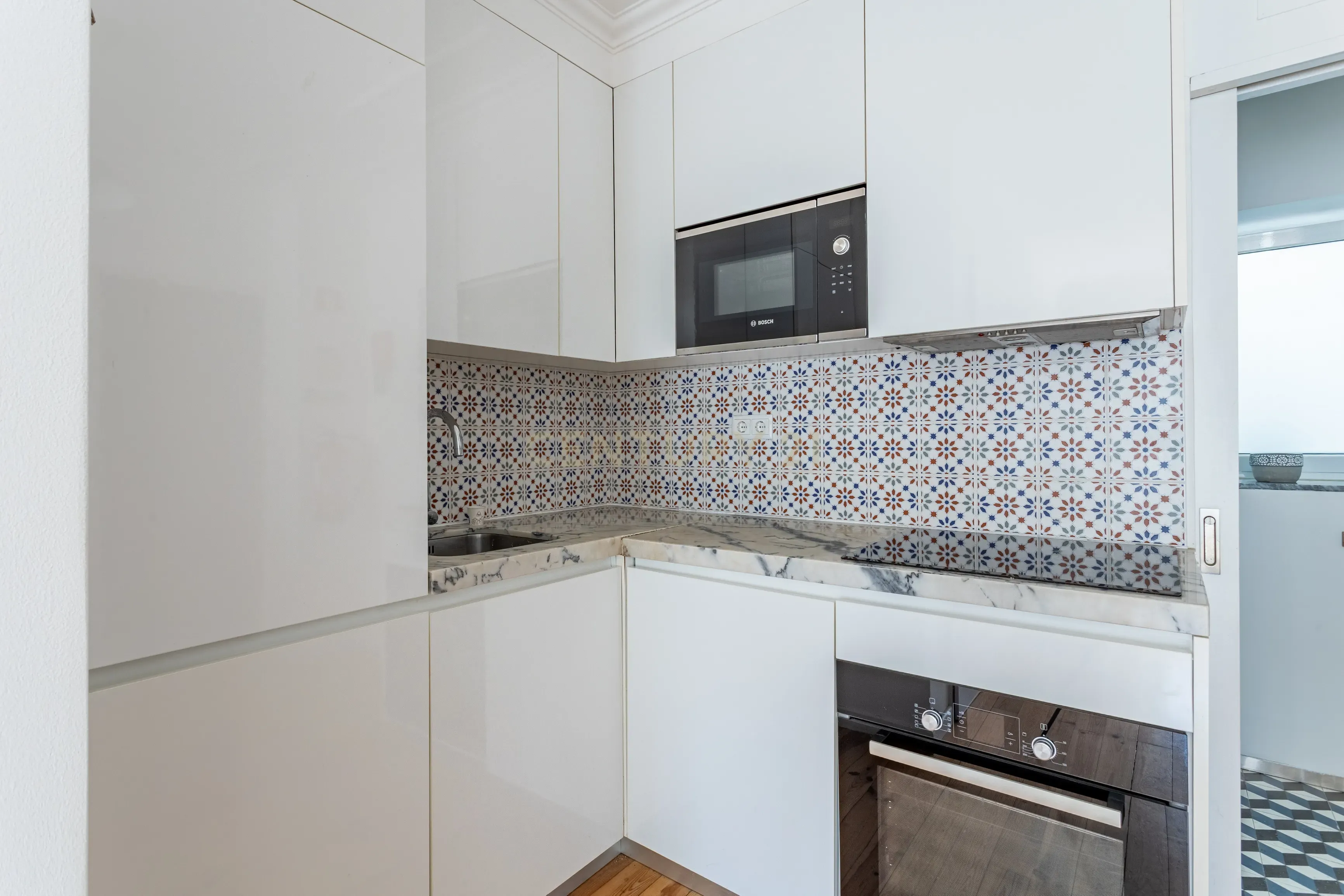 Apartamento T2 remodelado - Campo Mártires da Pátria - Image 9