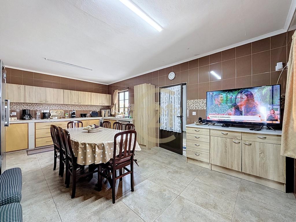 Moradia T6 com Potencial de Rendimento no 2.º Piso - Image 13