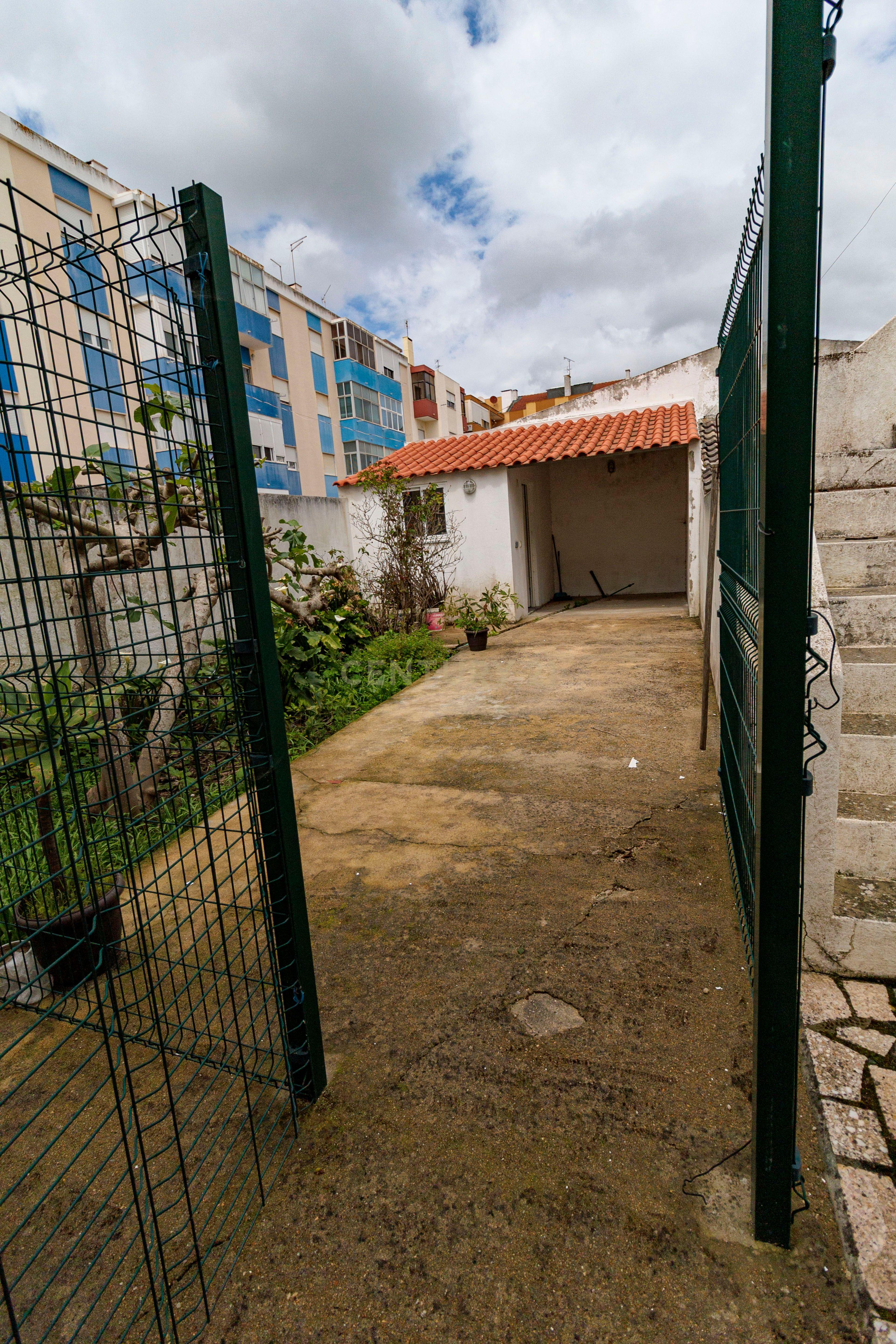 1º andar de moradia T2+1 Remodelado em Pinhal Novo, centro, com Jardim e arrecadação. Estacionamento fácil. - Image 5