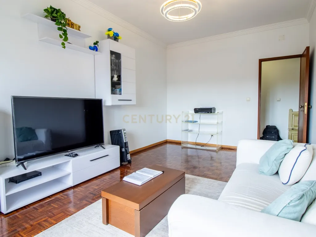 Apartamento T3 com Varanda na Quinta do Conde – 3º Andar - Image 2