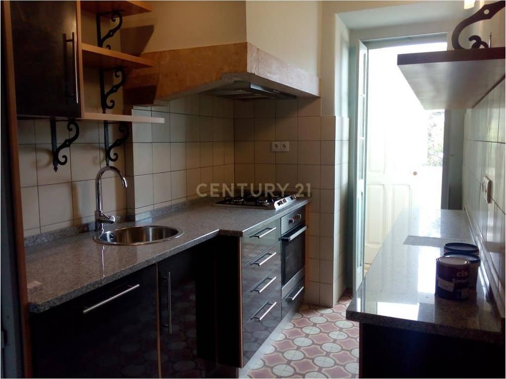 Apartamento T2+1 com Logradouro para Arrendar em Sete Rios - Image 2