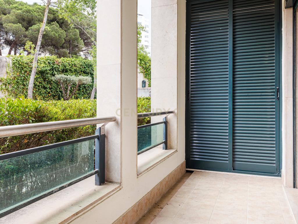 Apartamento T1 com segurança privada, piscina, garagem e arrecadação no condomínio Villa Restelo, Belém. Para Arrendar! - Image 19